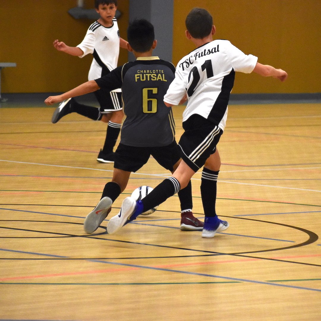 usyouthfutsal's tweet image. Still trying to figure out where the ball came from and where it's going in this photo!
#usyouthfutsal #wednesdayupdate