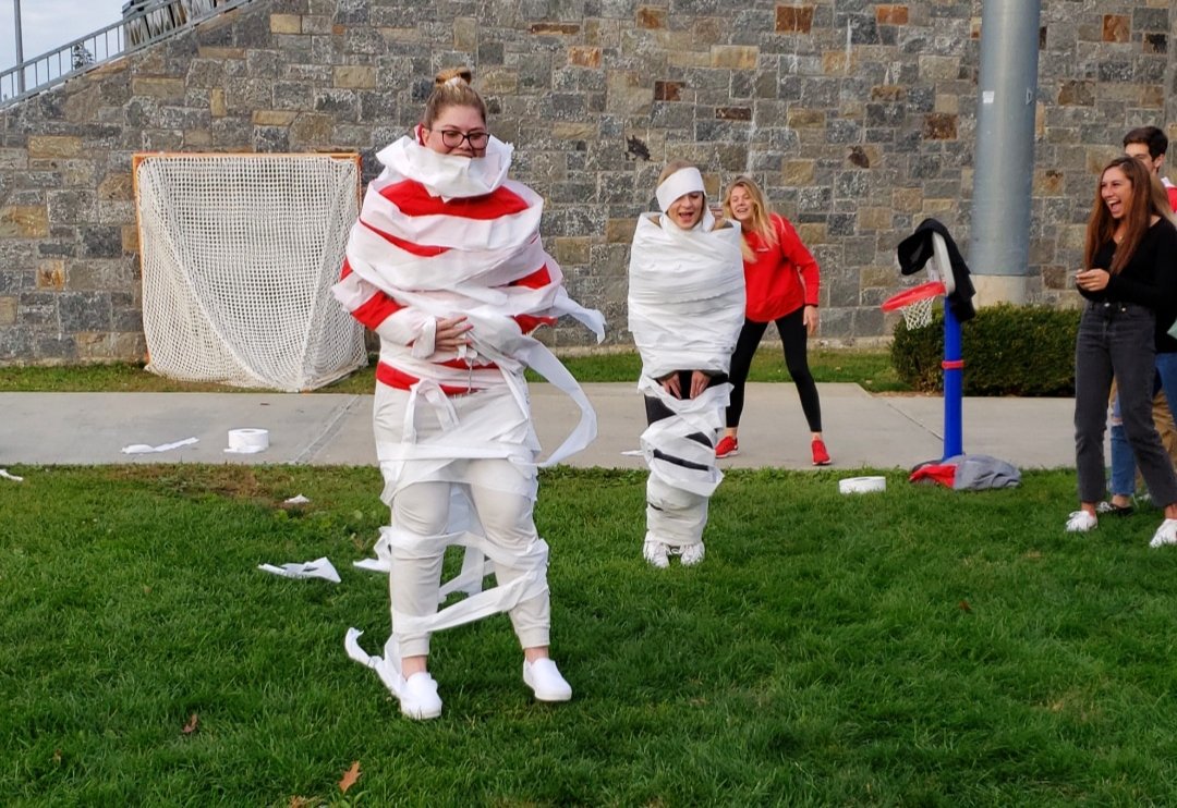 🎃<a href="/MaristXCTF/">Marist XC and Track</a> and <a href="/MaristSoftball/">Marist Softball</a> duke it out in the mummy race here at the #MAACChoices Tailgate with <a href="/maristsaac/">maristsaac</a> | <a href="/MaristAthletics/">Marist Athletics</a> 👻

#SAAC | #MAACSports