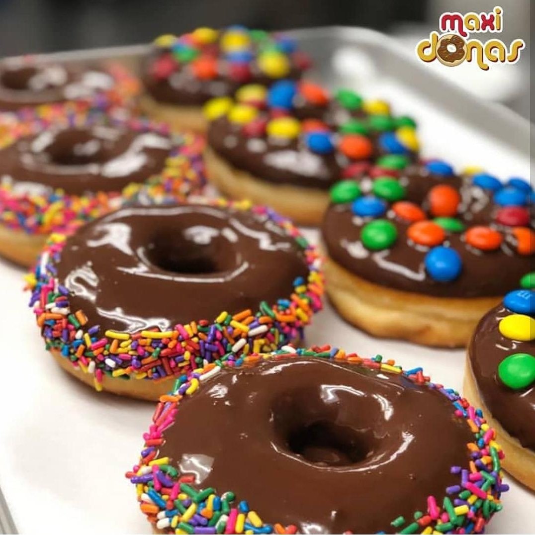 MaxiDonas_ve's tweet photo. Un sábado entre familia y amigos de disfruta así 🍩😍♥️ Entre #MaxiRoscas de M&amp;M y muuuuucho #Cholocate 😋🤤 Y es que #NoSonDonasSonMaxidonas #MeriendaPerfecta #FinDeSemana #Felicidad #MaxiDulzura https://t.co/50MnsoWZfU