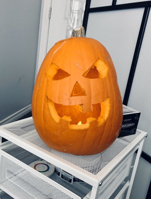 Pumpkin carved! Going to go get ready for cam. See you guys around 3:30/4pm PDT. https://t.co/3aIflg<a href="/tag/onmfc"class="tags"><span>#onmfc</span></a>
