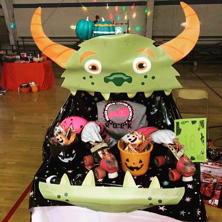 RollerDerbyCKY's tweet photo. We’re representing at Lexington Ice Center’s Trunk or Treat! Come see us, we’ll be here until 7:30! #halloween #trunkortreat #rollerderbyofcentralkentucky #rollerderbyofcentralky #rollerderby https://t.co/Q1h0P4eoQ6