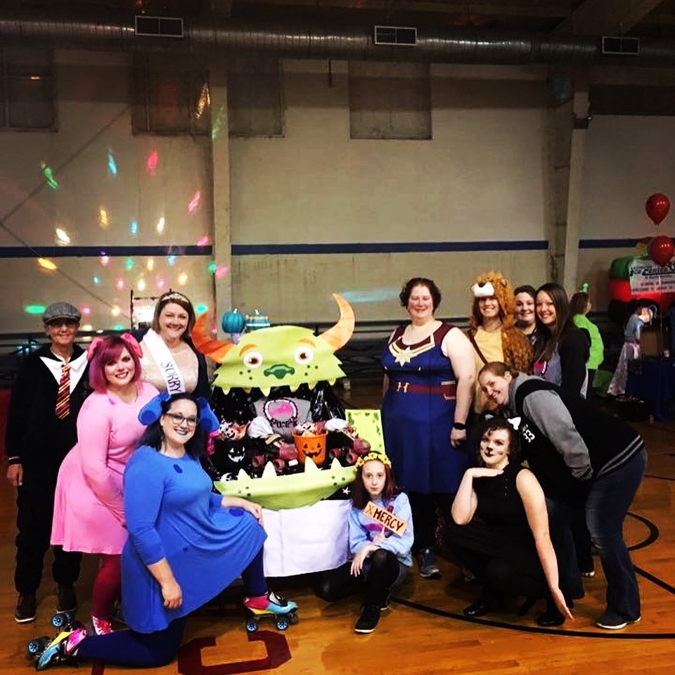 RollerDerbyCKY's tweet photo. We’re representing at Lexington Ice Center’s Trunk or Treat! Come see us, we’ll be here until 7:30! #halloween #trunkortreat #rollerderbyofcentralkentucky #rollerderbyofcentralky #rollerderby https://t.co/Q1h0P4eoQ6