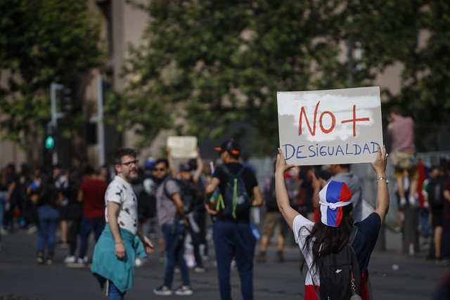 elmostrador's tweet photo. Andrés Oppenheimer: las protestas en Chile son del Primer Mundo https://t.co/UyPkbuUN1F https://t.co/mCqR3WC1sU