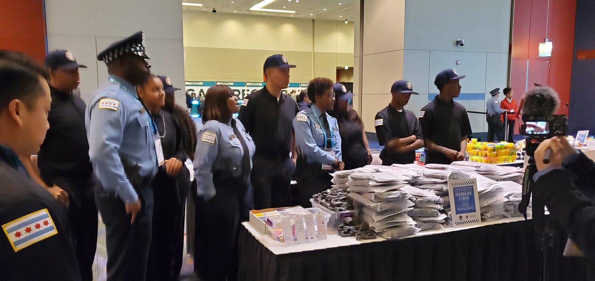 ghip's tweet photo. So proud to be a #motorolan giving back through a service project today in partnership with @Chicago_Police and the @motorolafoundation here at @TheIACP at @McCormick_Place #motocares #MotorolaSolutions #msicares https://t.co/1cKLR8NgAF