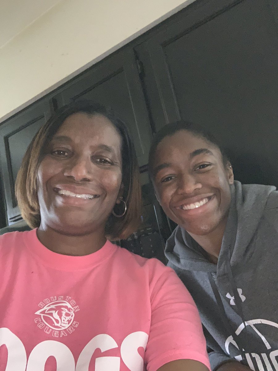 shelsea4's tweet photo. I’m pretty good and surprises, but horrible at capturing them! Get to hug, love &amp; cook for this beautiful young lady for a couple of days! #SurpriseTripToColorado #HerReactionWasPriceless #NoVideoProof #EpicMomFail #HeavenKeptASecret https://t.co/GNaSRT6reN