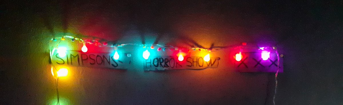 mercre1i's tweet photo. Voilà mon petit décor spécial Halloween de ma chambre. 😉 #SimpsonHorrorShow #Simpson #StrangerThings https://t.co/QJu1KwI3Ha