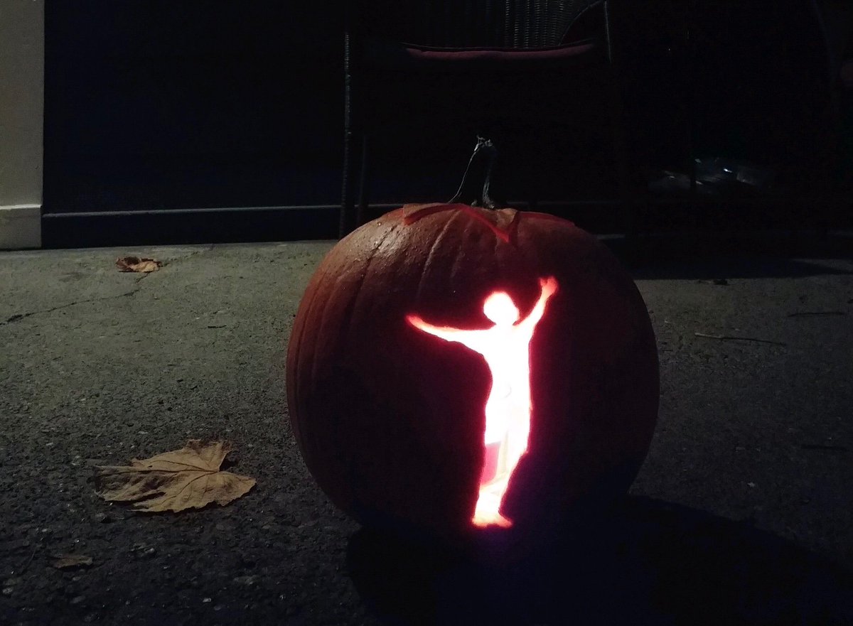 LauraSchla's tweet photo. Back on Twitter after almost four years to share my best pumpkin ever #sheplayshere #wecarvetacoma @ReignFC @mPinoe https://t.co/KB1Rp2pZ3u