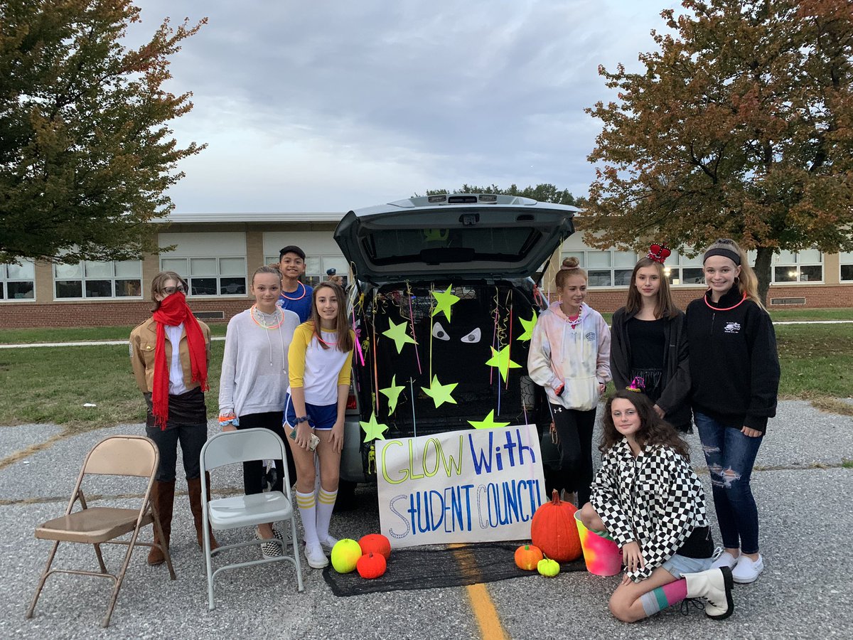 MrsPowisMusic's tweet photo. “GLOW” with Student Council! We had so much fun at the OLH/SL SFA Trunk or Treat last night. It was great handing out candy and glow sticks to our school family! I love leading this wonderful group of MS Student Leaders! 

#StudentCouncilNerd
#StudentCouncilAdvisor https://t.co/NHuP2eMSQe