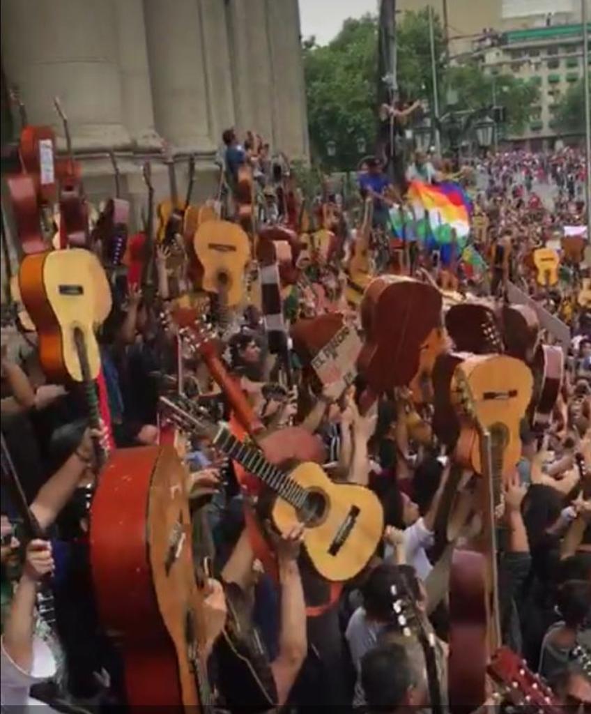 #EnDesarrollo detectan miembros del sistema de orquestas Juveniles de Venezuela infiltrados por .<a href="/NicolasMaduro/">Nicolás Maduro</a> para entonar canciones de Víctor Jara en #Chile. en el dictador y sátrapa. <a href="/sebastianpinera/">Sebastian Piñera</a> lo anunciará hoy  .<a href="/rhm1947/">Roberto Hernández Montoya</a> .<a href="/tongorocho/">Carola Chávez 💬</a> .@chinarivas30_ .<a href="/ActualidadRT/">RT en Español</a>