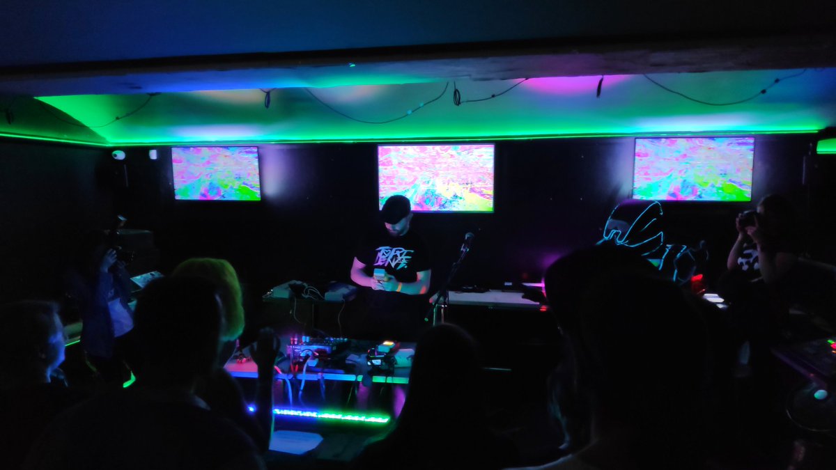 Leave it to @bit_shifter_ to completely slay a crowd, and with a ballad!
(then mixed into a 180bpm banga)

Absolute legend.

#SteelCityChiptune