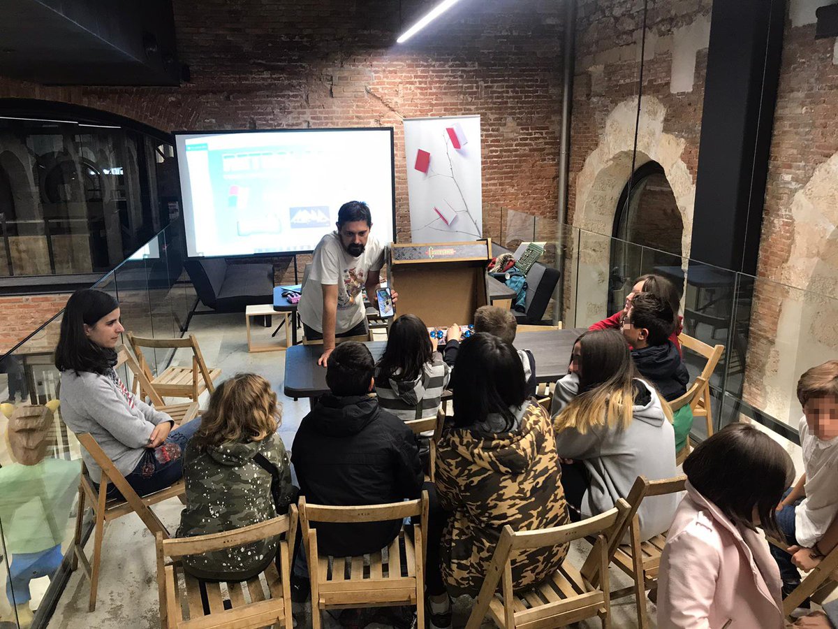 Retroland_es's tweet photo. Ayer en el #Taller para realizar una #arcade con asistentes de #BurgosComicLab #BAMF2 #videojuegos en colaboración con @LibrerosBURgos y @JuventudBurgos #Burgos  #comics #RETROGAMING #Cultura https://t.co/wJW11sMN8W