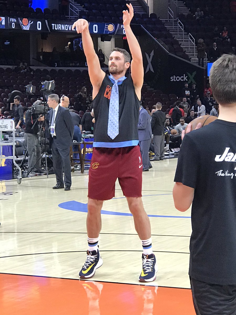 BenAxelrod's tweet photo. Kevin Love honoring the late Fred McLeod with a tie in pregame warmups https://t.co/EPU36CgdfD