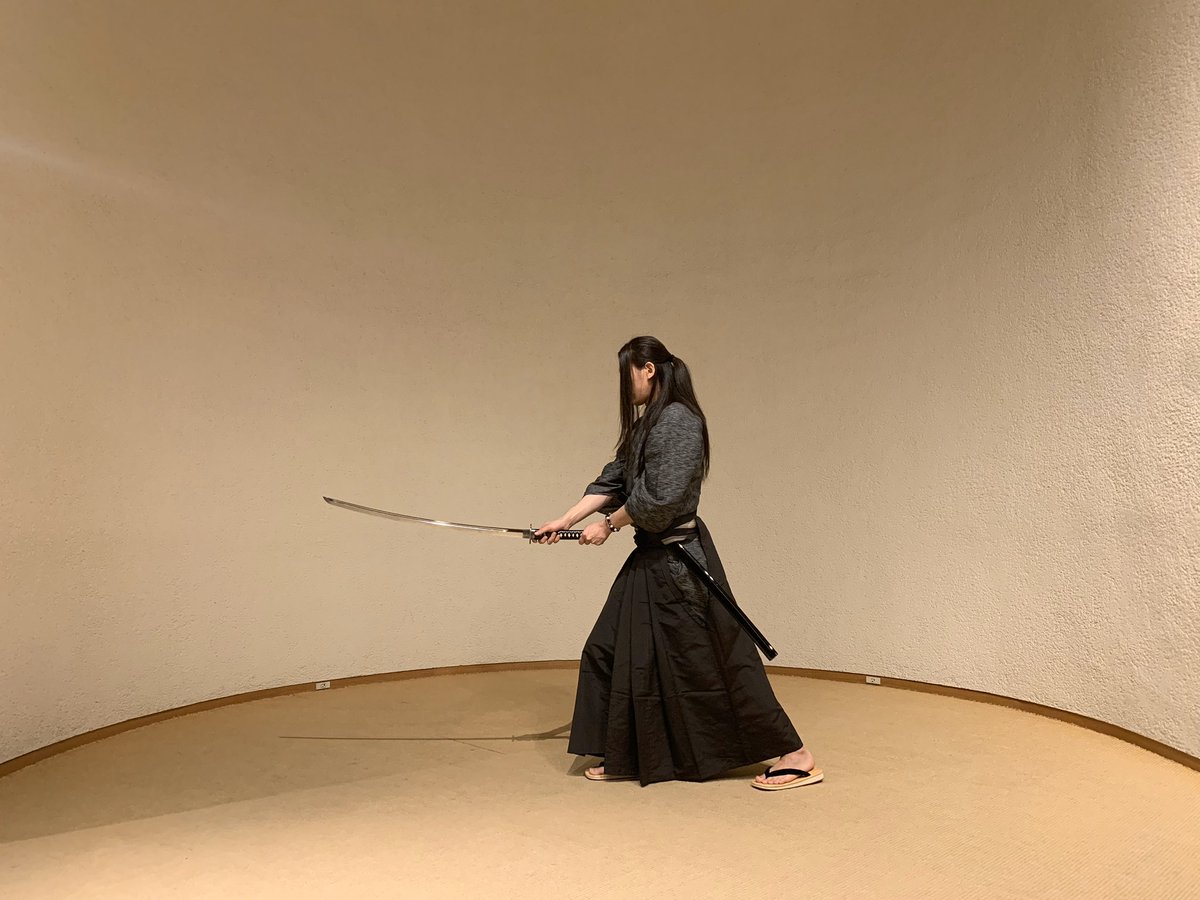 京都の宏武さん على تويتر ほぼ毎日更新シリーズ 其の參 下段 守りと見られがちだが 実は違う 反応すら難しい足下を狙った薙ぎ 視覚外から飛んで来る逆袈裟 心臓への突き 最も強い構えは下段 と言うベテランもいるぐらい 撮影の立ち回りだと 刀が目立た