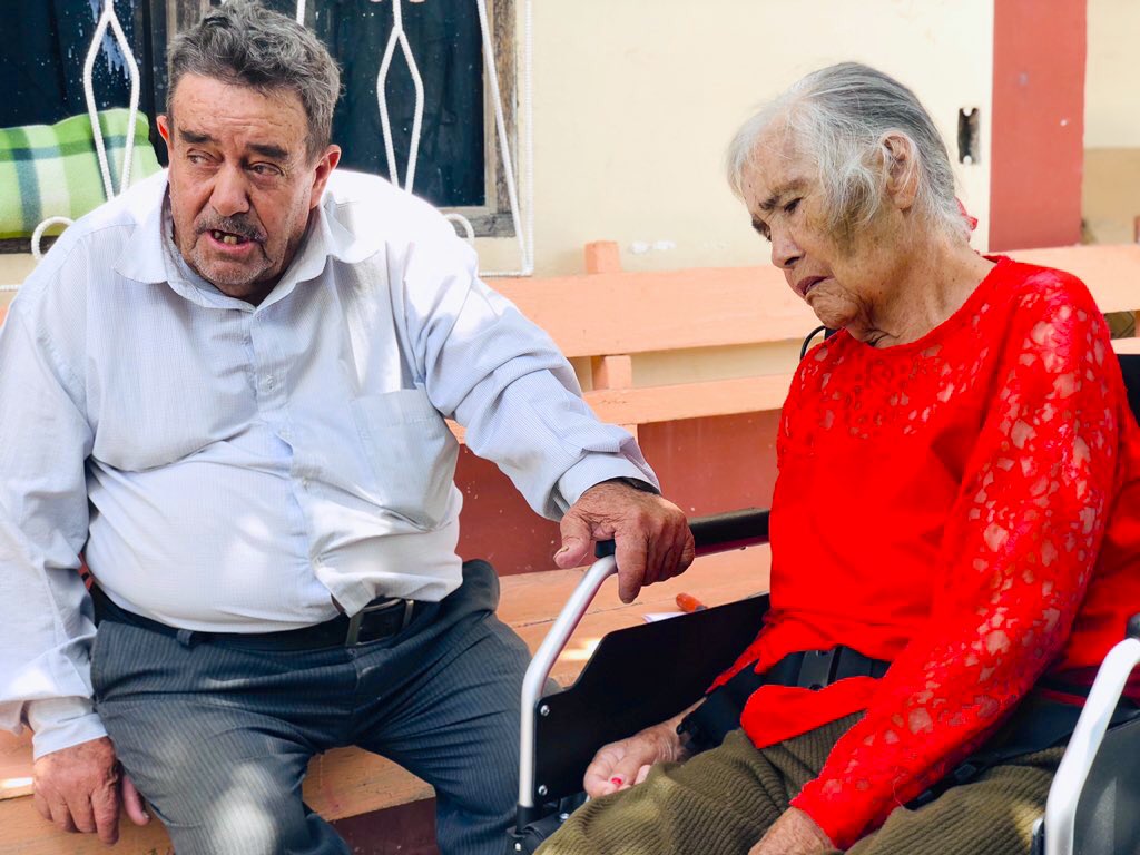 lorecostaj's tweet photo. En #Catamayo a través del Ministerio de Salud, como parte de la estrategia #MédicoDelBarrio realizamos la entrega de ayudas técnicas, para Olga, otorgamos una silla de ruedas y para María un andador, que ayudarán a su movilidad y a mejorar su calidad de vida.

#DecididosACrecer https://t.co/UGqPpA2fc1