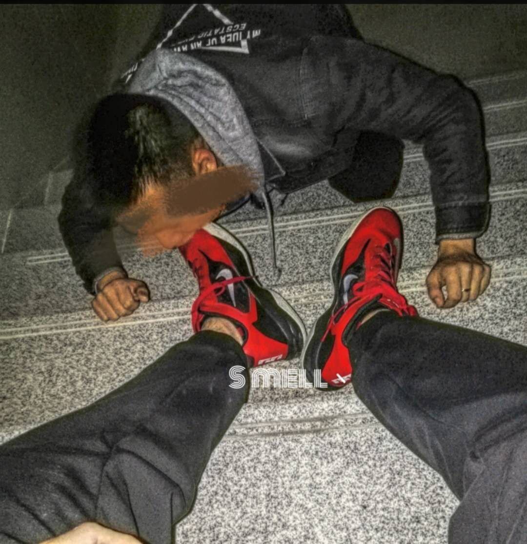 #球场偶遇人形鞋刷
从品尝球鞋底的尘垢开始
除了球场上每次打球摩擦地面附上的尘土外，还有打完球去球场隔壁公厕沾上的尿渍
我说鞋底可能很脏
“没事，我帮主人舔干净”
舌头被尘垢染黑，缩进嘴里清洗一下
又继续用粉嫩的舌头清理着
接着是鞋尖，鞋面～
本布满尘埃的鞋最后变的油亮亮的