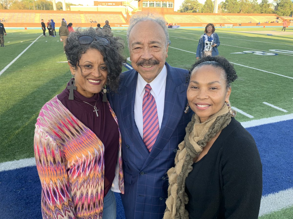 teacherdone31's tweet photo. Hampton Homecoming 2019 #Charles@WakeForest⚽️ #HUPirates ##DrHarvey #LeGrande #TheForce #BackTogether #HomeByTheSea💙 https://t.co/aHW5PYfxm6
