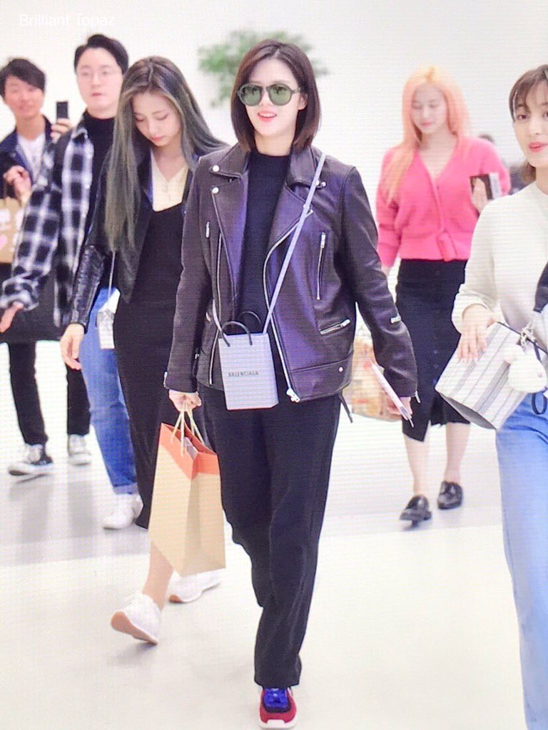 サブリー على تويتر Twice패션 サナちゃんのモコモコピンクは最強 髪色と洋服がまず無敵に可愛すぎる 黒のスカート合わせて 派手だけど大人っぽいコーデになってるのも素敵 やっぱ可愛い系の服着てるサナちゃん好きだな やっぱり私の推しは可愛すぎるよ