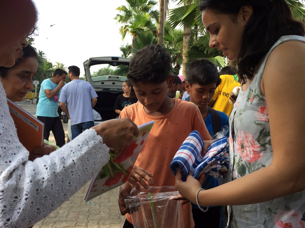 A lady on carter road educates 200+ children everyday. To celebrate #Diwali people distributed books, stationery, shampoo, towel, ice cream & food #QualityEducation #NoPoverty #ZeroHunger