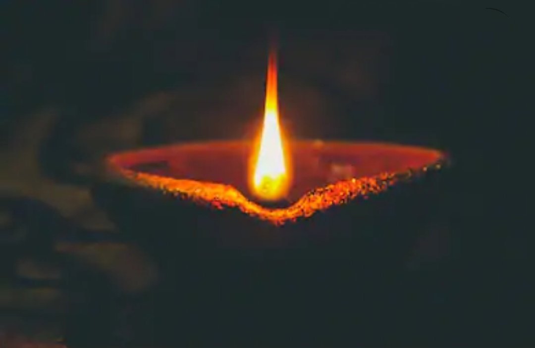 beeNimmo's tweet photo. लक्ष्मीजी से एक प्रार्थना🙏 है की धन बरसाए ना बरसाए पर किसी को रोटी के लिए ना तरसाये🙏
Let's make dis Diwali abt lighting d lamp of happiness in d lives of othrs &amp; ensure no one will sleep empty stomach. Let's celebrate #IndiaWaliDiwali by giving dem food &amp; clothes..#HappyDiwali https://t.co/c1cQG1JgnI