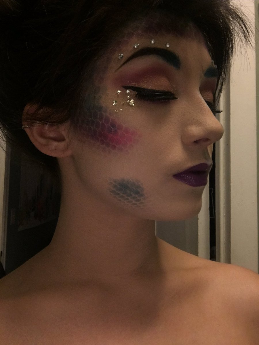 _k_mua_k_'s tweet photo. Feeling Fishy on Day 25 of #30DOL !!! Crying gold flakes at my lash glue π
Featuring the @morphebrushes @jamescharles palette!
~~
#mermaidmakeup #mermaid #makeup #scales #rainbowmakeup #gold #halloweenmakeup https://t.co/W45tssF3UJ