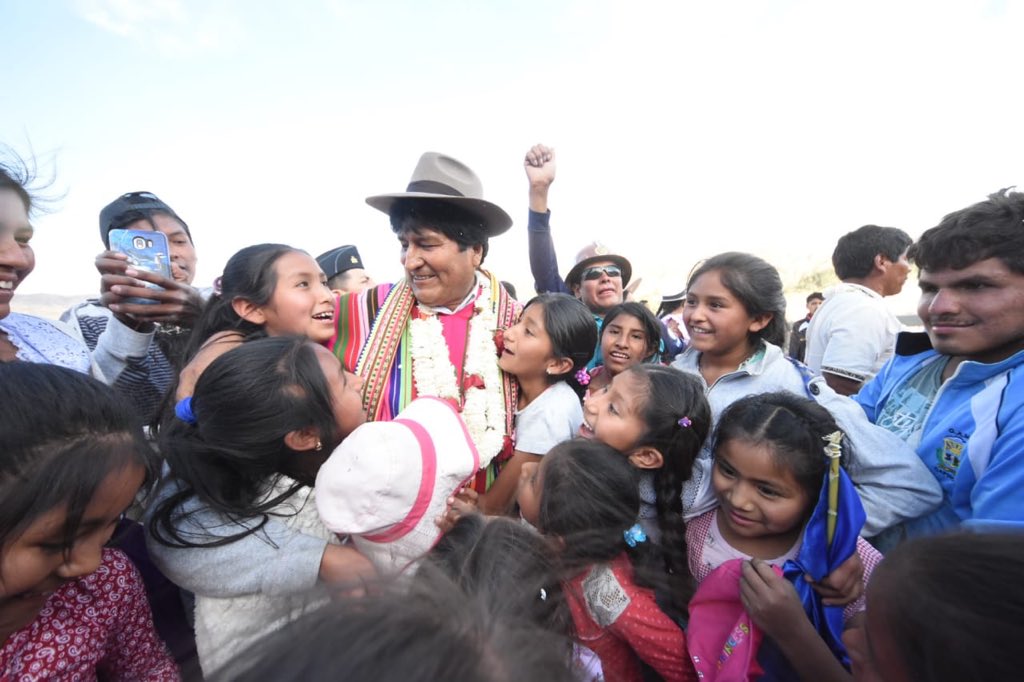 evoespueblo's tweet photo. Compartimos la alegría de nuestros hermanos del municipio de Sicaya de la provincia Capinota de #Cochabamba, por la inauguración del puente vehicular y el sistema de microrriego que traerá beneficios para el desarrollo de la región. Trabajamos unidos por nuestra querida #Bolivia. https://t.co/Kvxxspn4r6