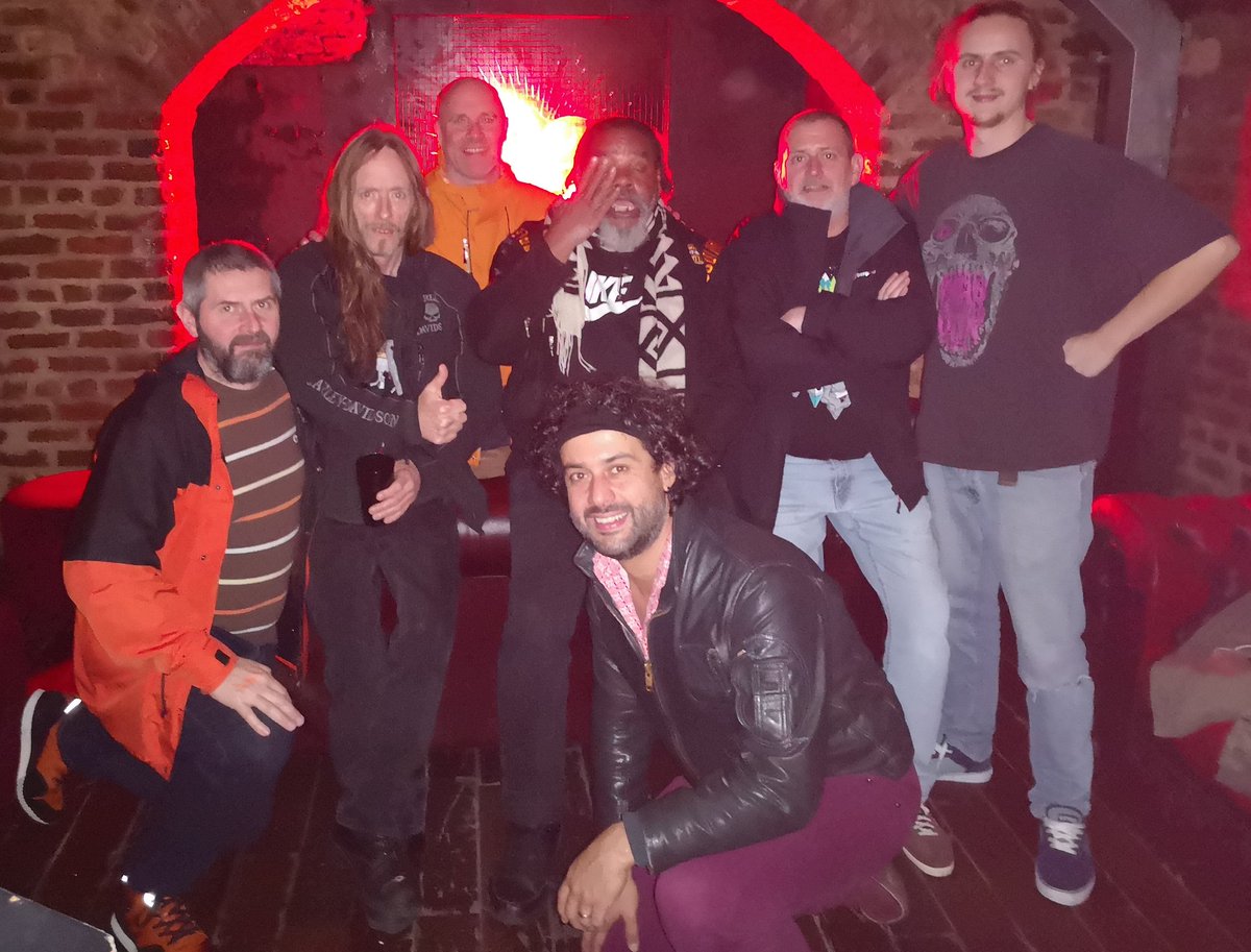 ZappasMuzzie's tweet photo. "We're with the band" @ZAPPATiKA #groupieroutine https://t.co/uwgFJPpNUG