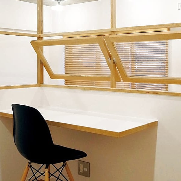 Standard Co Ltd 鉄管照明 木材でデザインした梁 オーダーの建具やコンクリートブロックを積みキッチンカウンターなど細部までこだわったリビングダイニング 旦那様の部屋から回転窓でお子様のサークルも見え ご家族の距離を近くに感じるコトができる Standard Co Ltd 鉄管照明 木材でデザインした梁 オーダーの建具やコンクリートブロックを積みキッチンカウンターなど細部までこだわったリビングダイニング 旦那様の部屋から回転窓でお子様のサークルも見え ご家族の距離を近くに感じるコトができる