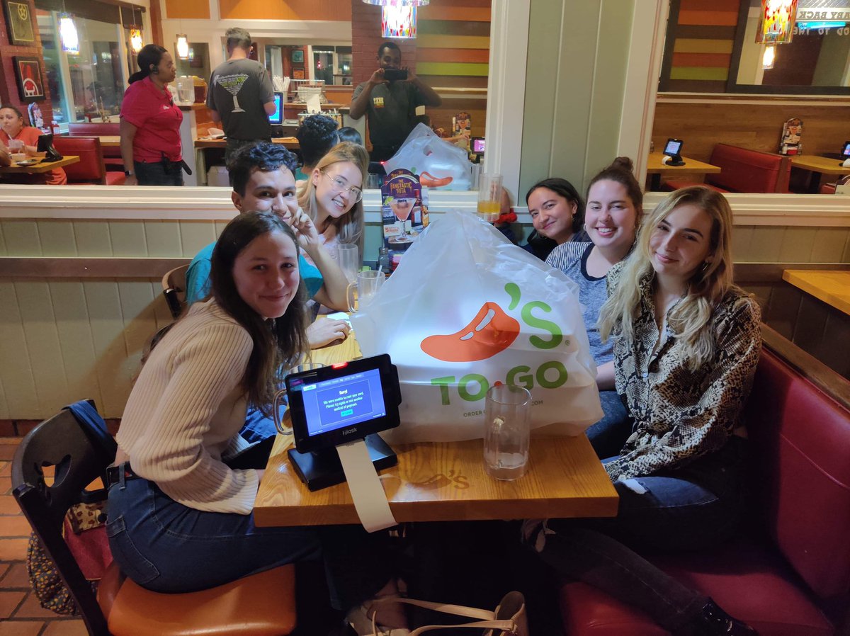 jennastoya's tweet photo. I feel chaotic energy in this chili’s tonight https://t.co/qq5naCNEAL