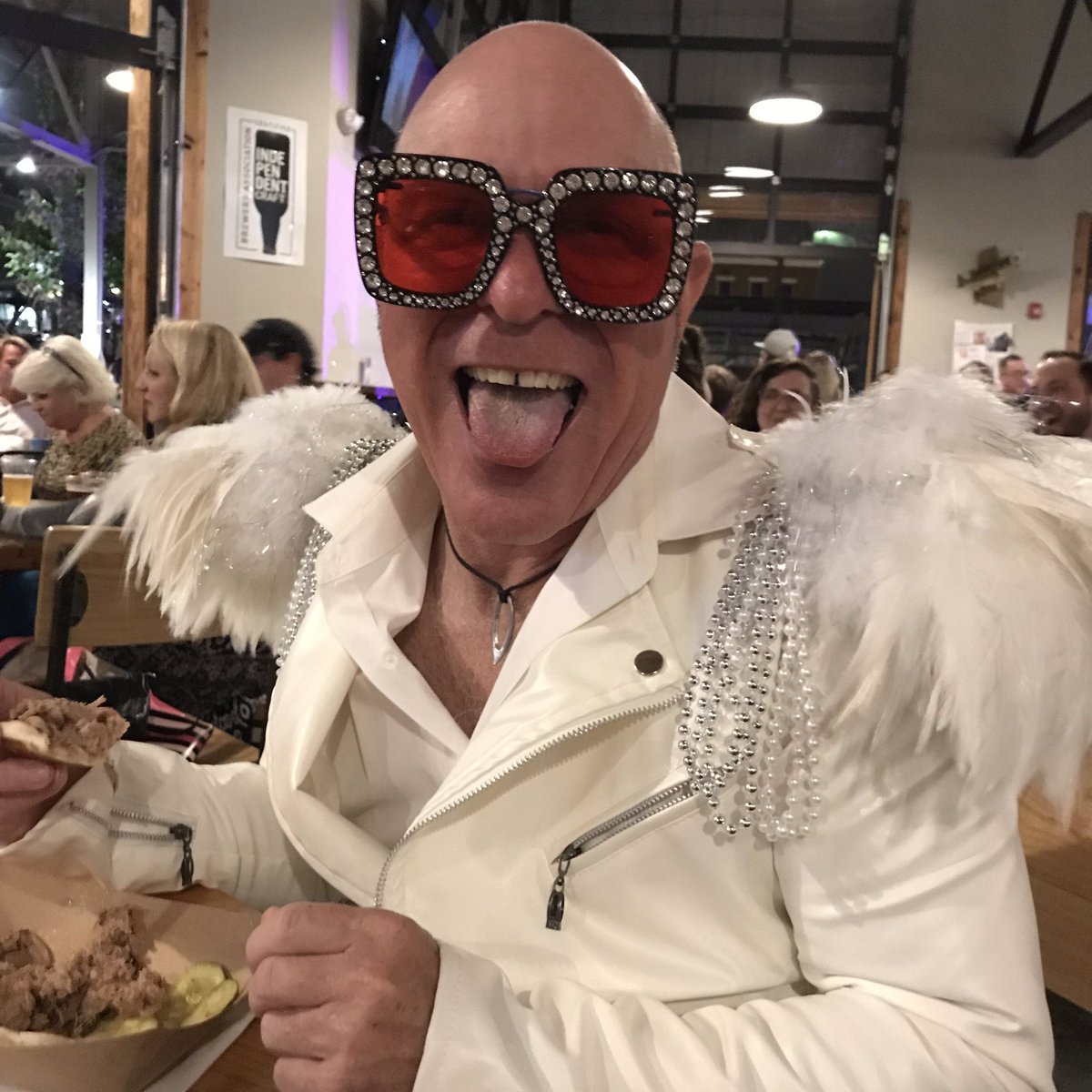 bonniedavis's tweet photo. Hey @kennybeckWXII @WXIICarly @laniepope_wxii @WXIISteveKing Sir Elton John is in @CityofWS enjoying #cosmiccharlie tunes tonight at @FiddlinFish ! https://t.co/VpKCaTiuHD