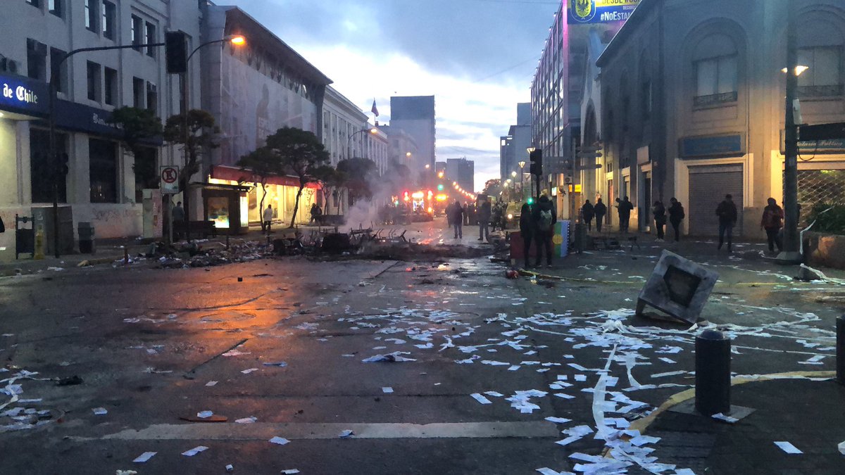fibieta's tweet photo. Vengo del centro de Concepción con el corazón apretado. El nivel de destrucción no habla de desigualdad, habla de delincuencia y desadaptados sociales https://t.co/xJCBKJgler