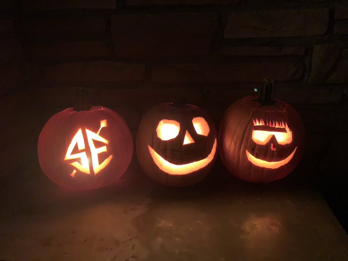 alaw722's tweet photo. 🍂It’s Fall Y’all🎃 An emoji, smiley face, and a throwback S-E!!  #familyfallfun https://t.co/gKskja3wqp