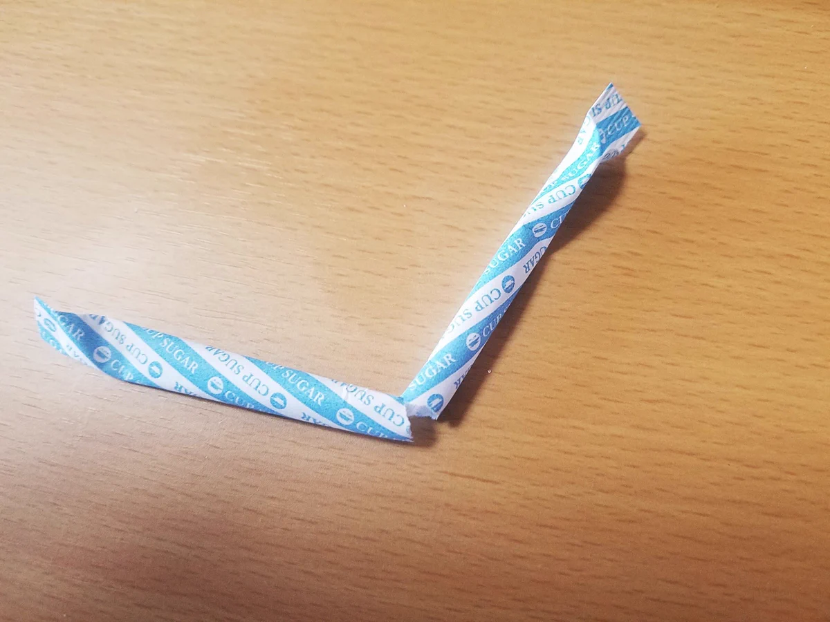 知人が「スティックシュガー」半分に折ってカップに注ぐ方法！を使っていた。