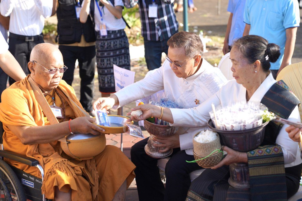 ekaggacitto's tweet photo. ການໃສ່ບາດຄັ້ງໃຫຍ່ທີີ່ທາດຫລວງ ແກ່ພຣະສົງທັມມະຍາຕຣາ ໕ ແຜ່ນດິນ https://t.co/h7u1cvA8yF https://t.co/7slRdGgfeo