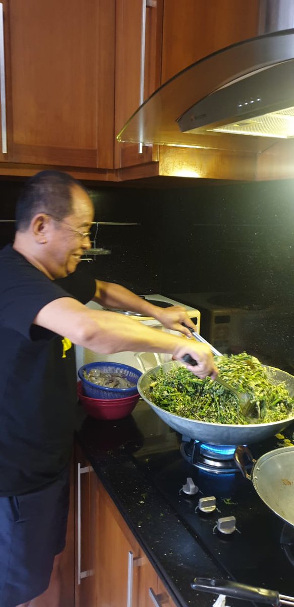 msaid_didu's tweet photo. Menyiapkan sayur Pakis (Paku) utk menjamu saudara2 dari Sulsel (KKSS). Daun pakis dibawa oleh adik dari Riau. #ManusiaMerdeka https://t.co/FKseU3pWv3