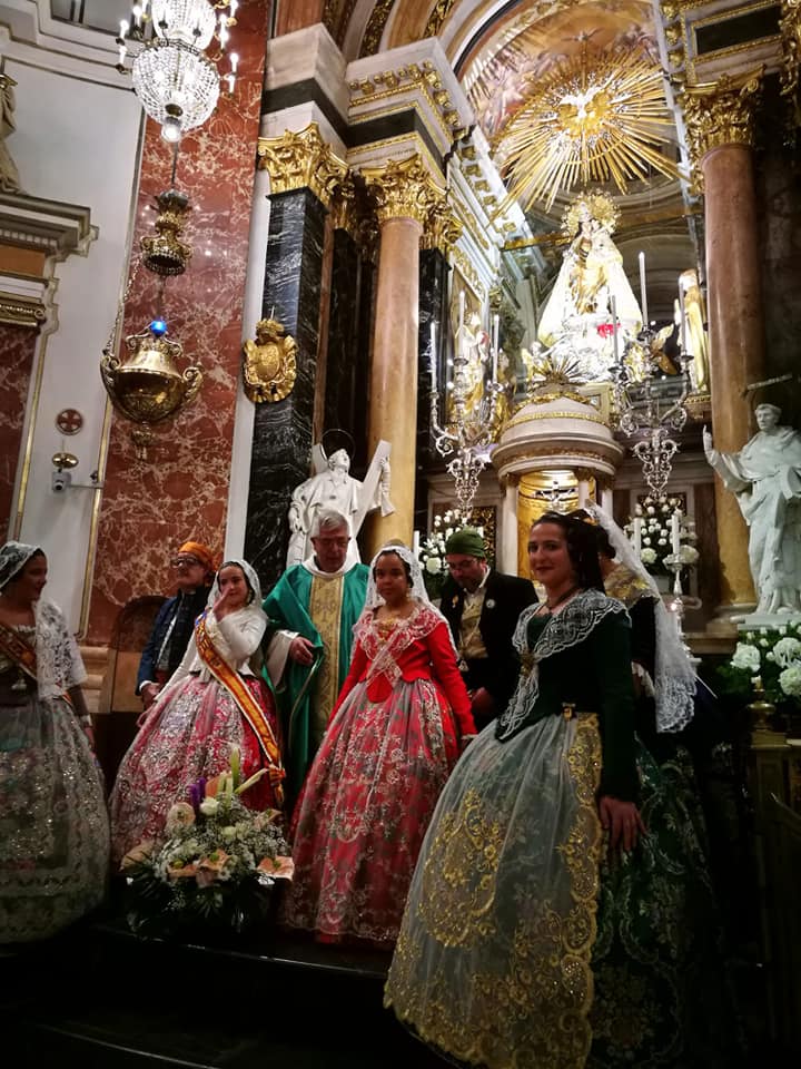 Falla_LAmistat's tweet photo. Els nostres màxims representants i un grup de components de la nostra Comissió han estat presents esta vesprada, en la missa celebrada i oferida pel 40 Aniversari de la nostra Falla en la Seu De la Mare de Déu Dels Desamparats. #somlamistatalfafar #somperquepodem #sompatrimoni https://t.co/YHPRPtDGY7