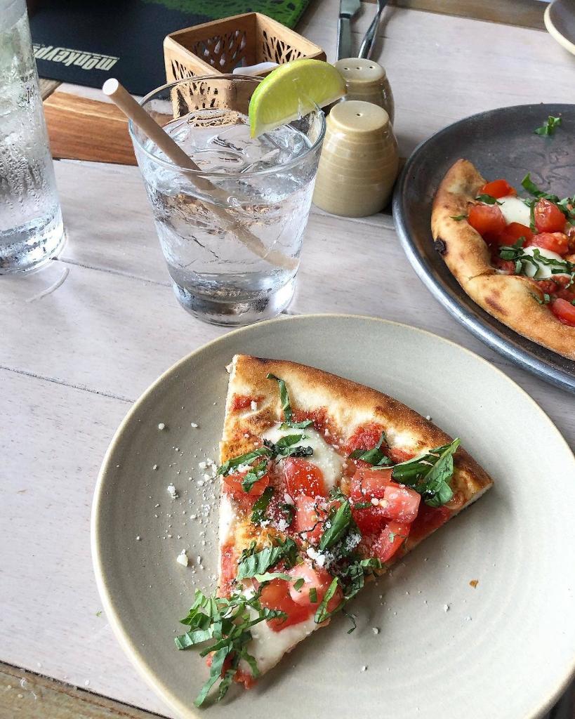 WhalersVillage's tweet photo. Happy hour in 3...2...1... #cheerstotheweekend #monkeypodkitchen https://t.co/ihHiPUFjBu