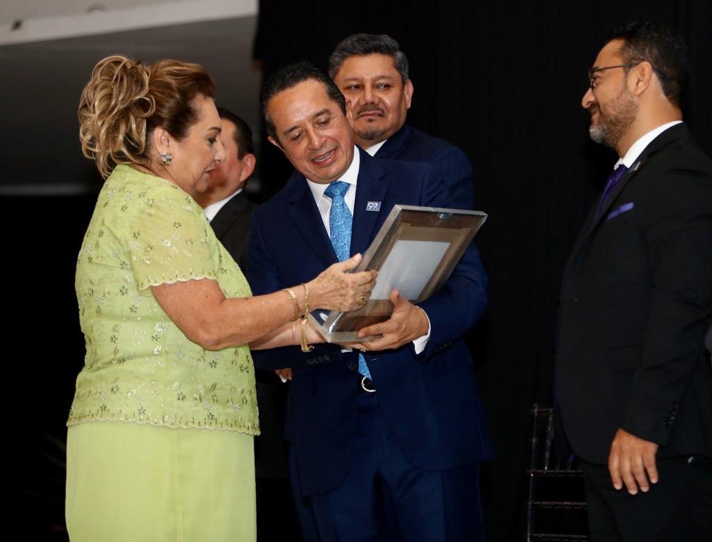 CarlosJoaquin's tweet photo. La @CANACOChetumal cumple 90 años. Me dio mucho gusto saludar, convivir y celebrar con los Empresarios de mayor tradición del Estado. Dimos un reconocimiento a los Presidentes o a sus familias que lo largo de esta historia la han dirigido. Felicidades. https://t.co/3kX6t7lpSy