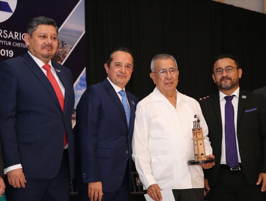 CarlosJoaquin's tweet photo. La @CANACOChetumal cumple 90 años. Me dio mucho gusto saludar, convivir y celebrar con los Empresarios de mayor tradición del Estado. Dimos un reconocimiento a los Presidentes o a sus familias que lo largo de esta historia la han dirigido. Felicidades. https://t.co/3kX6t7lpSy