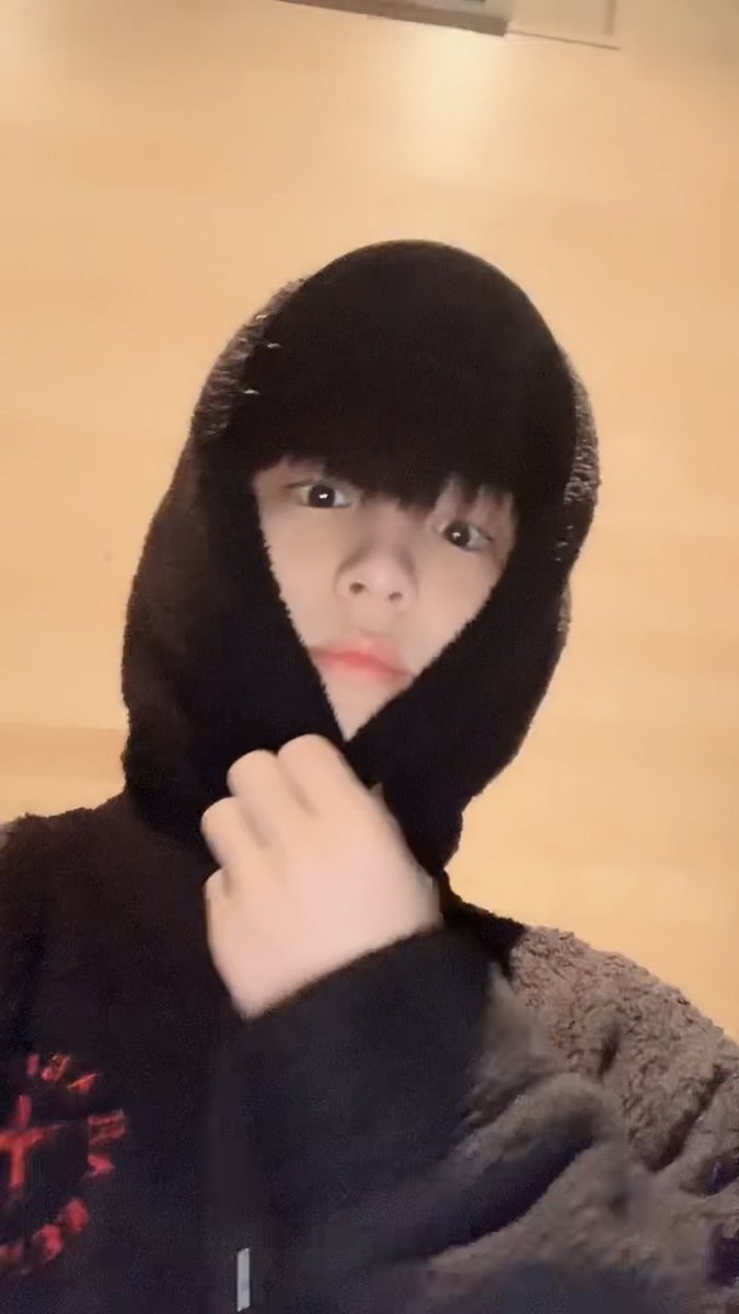 TRCNG_official's tweet photo. #TRCNG #지성
안녕하세요! TRCNG 지성입니다!
오늘은 저의 사진 앨범 속 꼭꼭 숨겨두었던 ‘저화질의 지성!’ 모음집을 가져와 보았습니다....헤헤...😂
우리 챔피언 여러분들 다들 잘 지내셨나요?
요즘 들어 날씨가 계속 추워지고 있으니까 따듯한 옷 꼭 챙겨 입으시고 감기 조심하세요! https://t.co/SlL8ah8ytJ