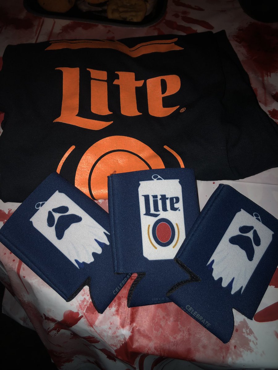 sunsurfer09's tweet photo. Head over to Pittsburgherz tonight for some Halloween fun! $2 @MillerLite drafts &amp; prizes from @M2Third 9-11! https://t.co/nI2hb9OLFL