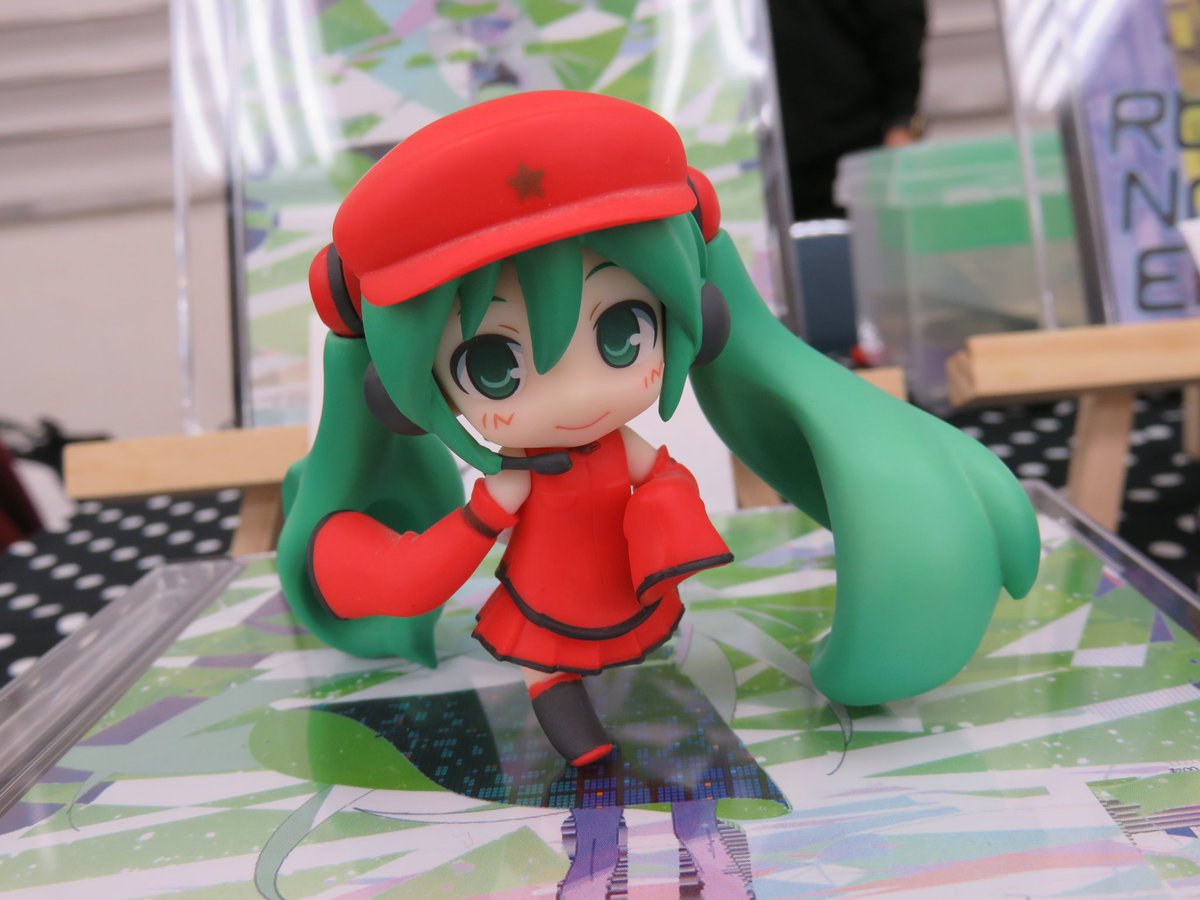 maidenhead_brd's tweet photo. Cytekinesis 設営完了しました！人民服の初音ミクと木之本桜が目印です！
もちろん全曲試聴可能。会心のロリコアを取り揃えて、第1展示場P-06aでお待ちしております！！ https://t.co/MJsif6jFJN