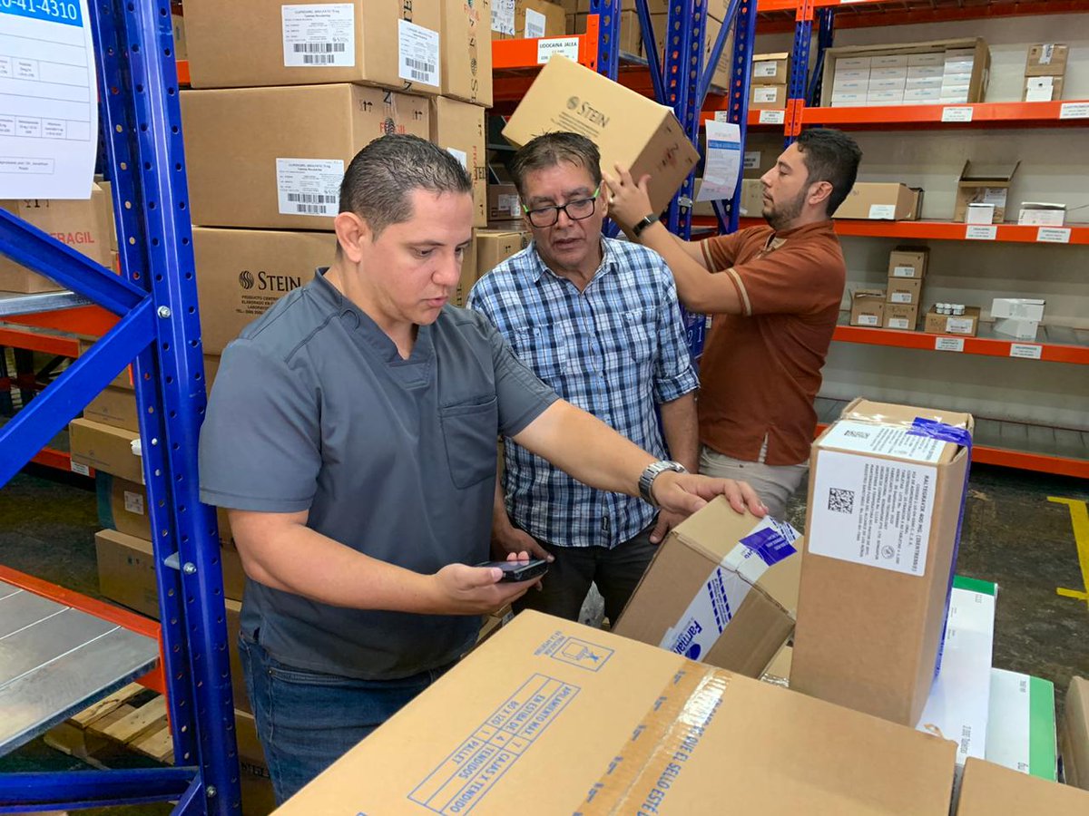 fabialvarado's tweet photo. ¡Los empleados públicos son unos vagos!🧐

Aquí cuatro fotos donde les muestro que muchos amamos trabajar, hoy sábado desde las 6 AM hasta las 4pm recibiendo el pedido en el Hospital San Juan de Dios.

Ah y nada de extras para la mayoría, por si acaso.

Fotos: Dra. Daniela Aburto https://t.co/8rxdUeBo7i