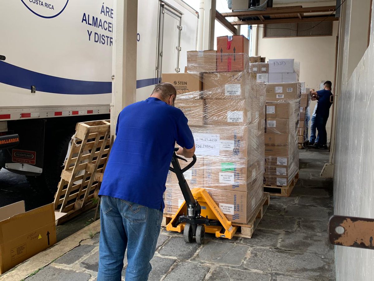 fabialvarado's tweet photo. ¡Los empleados públicos son unos vagos!🧐

Aquí cuatro fotos donde les muestro que muchos amamos trabajar, hoy sábado desde las 6 AM hasta las 4pm recibiendo el pedido en el Hospital San Juan de Dios.

Ah y nada de extras para la mayoría, por si acaso.

Fotos: Dra. Daniela Aburto https://t.co/8rxdUeBo7i
