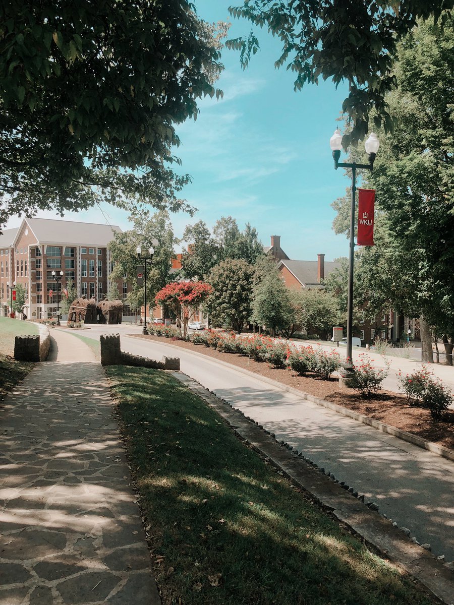 Sid_Hilde's tweet photo. Fall is already pretty enough but @wku  is out here making it even prettier 🍂 https://t.co/Ejyp7FmMQm