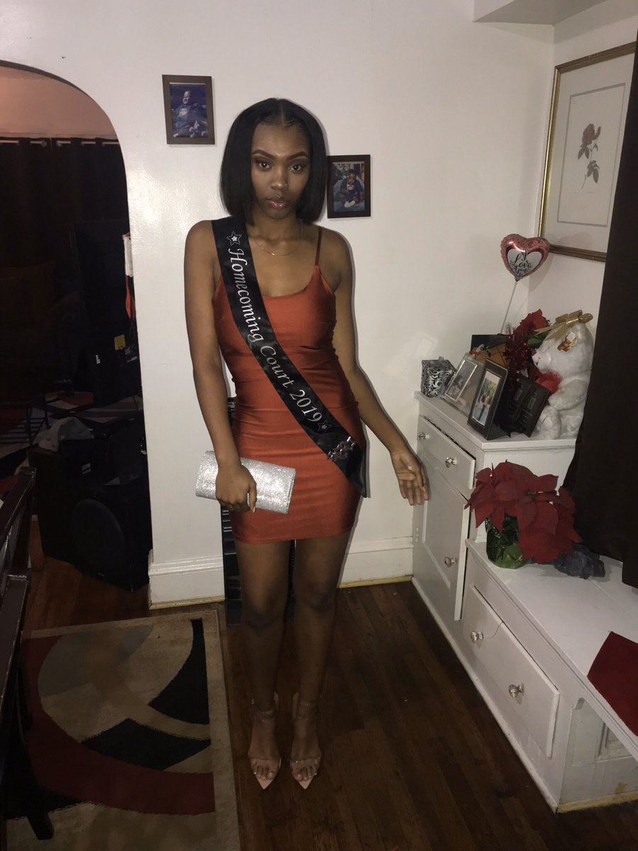 badgalroni_'s tweet photo. My lil babies went to homecoming today๐ฅบโฃ๏ธโฃ๏ธ they grow up so fast #HC2k19 https://t.co/5HQv67LJtX