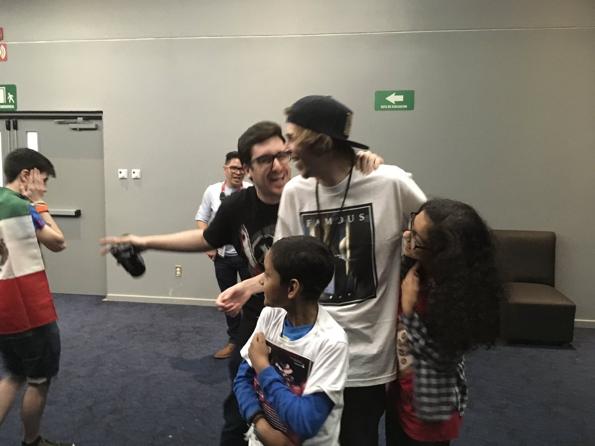 xlilithmsx's tweet photo. Momento en el q a Alex se le cayó el chicle de la boca ajakajaj
#cmf2017
 @aLexBY11 @mangelrogel @Rubiu5 https://t.co/fKivisUtrl