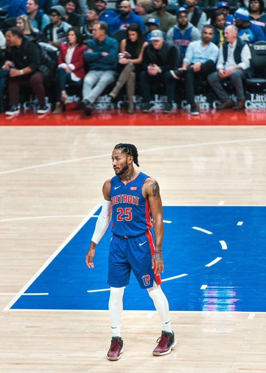 TheDunkCentral's tweet image. Derrick Rose tonight:

31 points 
3 rebounds 
3 assists 
3 steals 
2 blocks 
66.7% FG

Now averaging 26 PPG in the first 3 games of the season 👀🌹