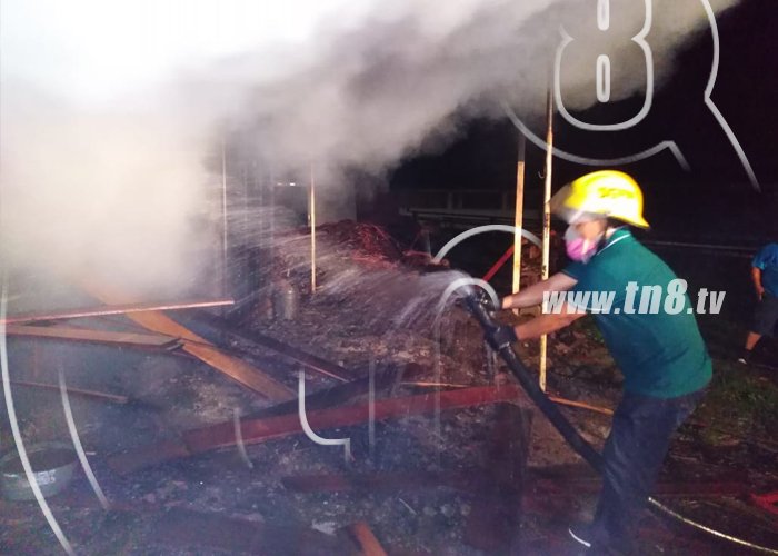 canaltn8's tweet photo. #Nicaragua| En la salida norte de la ciudad de #Esteli, en el kilómetro 157, se originó un incendio en una bodega que es utilizada para secar madera, los bomberos unificados luchan por sofocar las fuertes llamas. https://t.co/RuA5TU0JTT