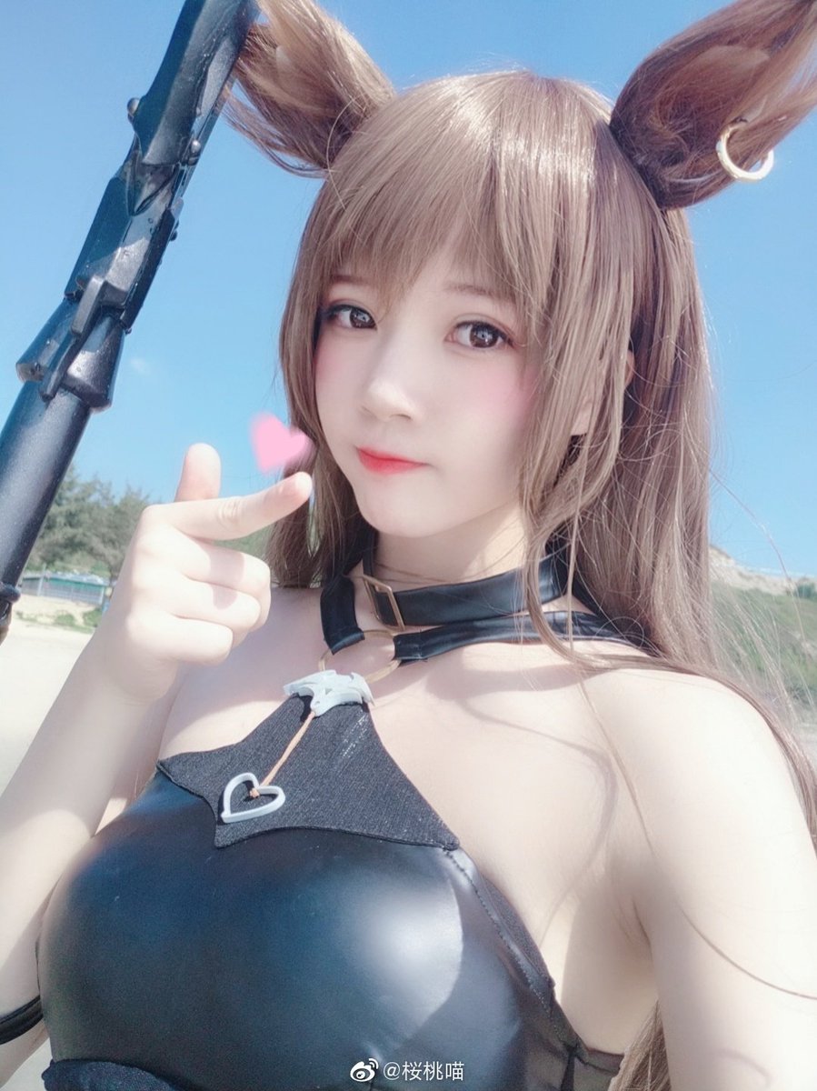 #cosplay 

#明日方舟

你那件衣服是怎么回事？咦？是我烧破的？但……不可能啊，我对自己身体的控制是很完美的……大概吧？我……抱歉，我很抱歉。 https://t.co/ndM4etEF6Y
