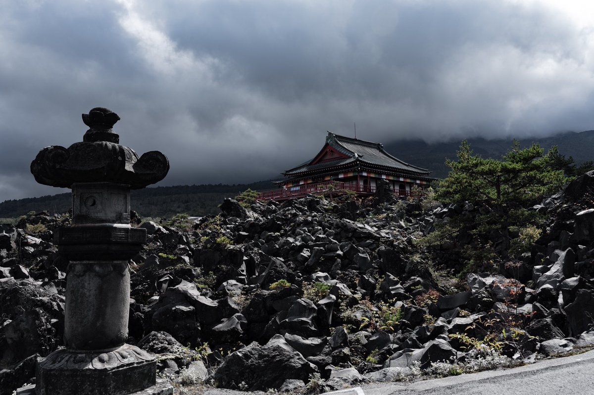 これはグンマーの鬼押出し園という、厨二心をくすぐる渋エモスポットの写真です。味噌まんじゅう美味しかった〜 